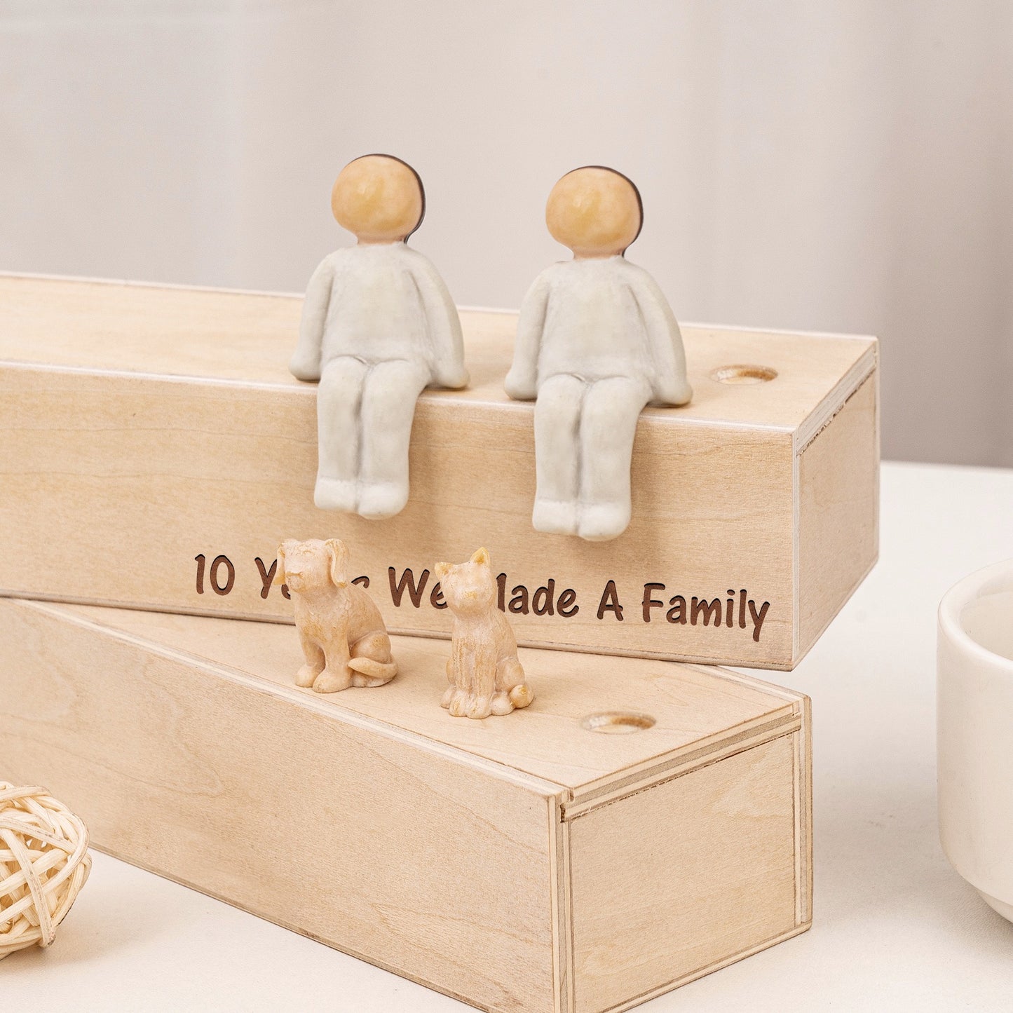 家族の絆をカタチに 記念日オブジェ｜木製ボックスに座るフィギュアセット名前＆メッセージ刻印可能 母の日・父の日・記念日のギフトに