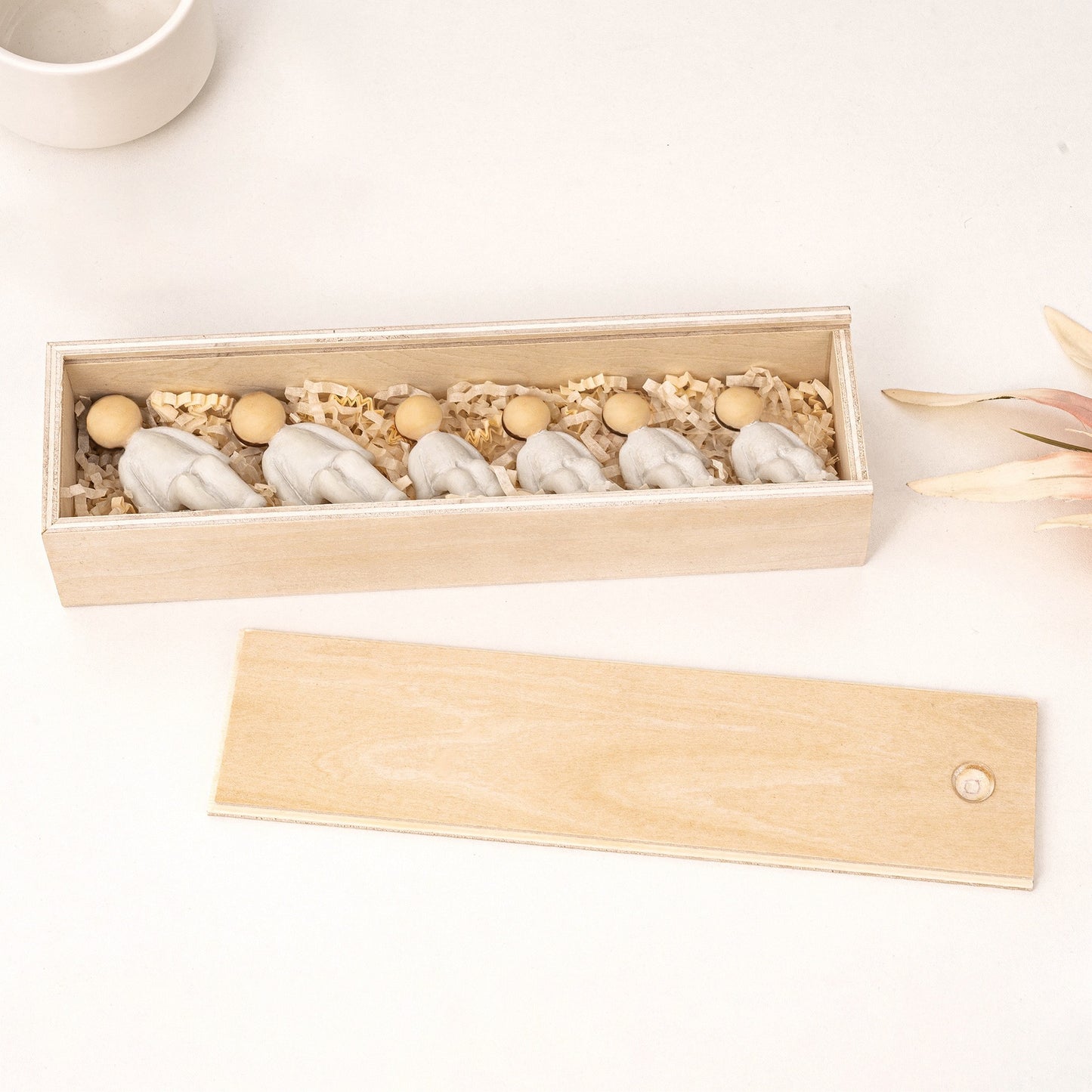 家族の絆をカタチに 記念日オブジェ｜木製ボックスに座るフィギュアセット名前＆メッセージ刻印可能 母の日・父の日・記念日のギフトに