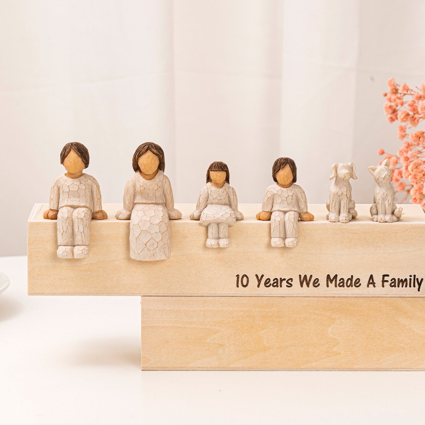 家族の絆をカタチに 記念日オブジェ｜木製ボックスに座るフィギュアセット名前＆メッセージ刻印可能 母の日・父の日・記念日のギフトに01