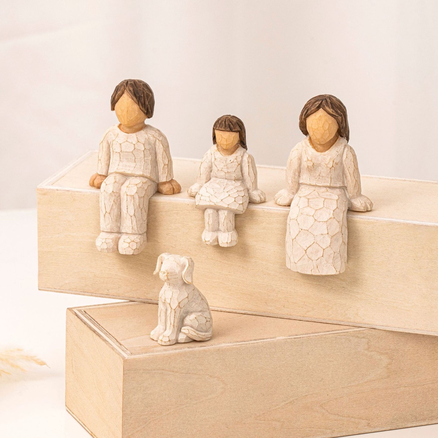 家族の絆をカタチに 記念日オブジェ｜木製ボックスに座るフィギュアセット名前＆メッセージ刻印可能 母の日・父の日・記念日のギフトに01