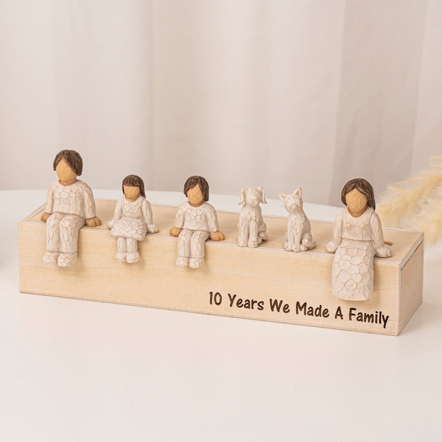 家族の絆をカタチに 記念日オブジェ｜木製ボックスに座るフィギュアセット名前＆メッセージ刻印可能 母の日・父の日・記念日のギフトに01