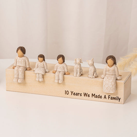 家族の絆をカタチに 記念日オブジェ｜木製ボックスに座るフィギュアセット名前＆メッセージ刻印可能 母の日・父の日・記念日のギフトに01
